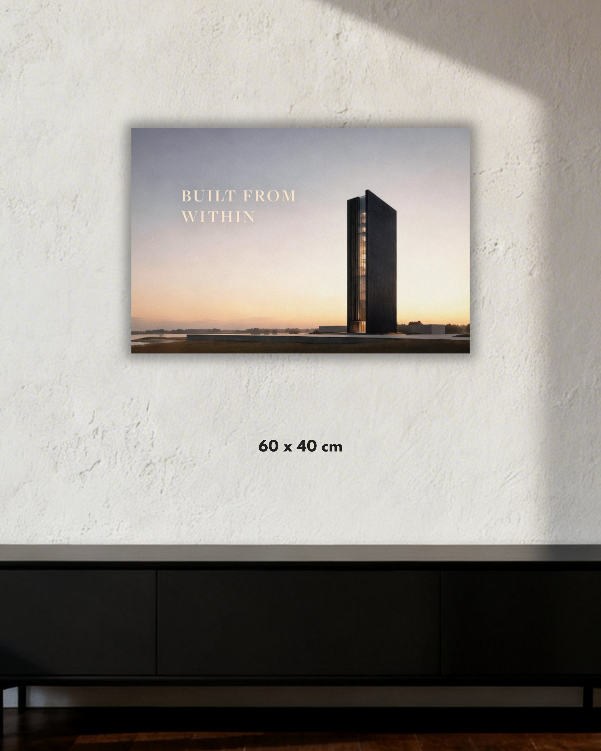 Statement Wandbild auf Alu-Dibond mit dem Statement "BUILT FROM WITHIN". Daneben ein dunkles und modernes Gebäude, das symbolisch für "BUILT" steht. Präsentiert in der Größe 60x40cm.