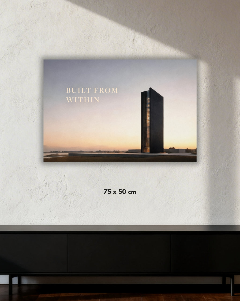 Statement Wandbild auf Alu-Dibond mit dem Statement "BUILT FROM WITHIN". Daneben ein dunkles und modernes Gebäude, das symbolisch für "BUILT" steht. Präsentiert in der Größe 75x50cm.