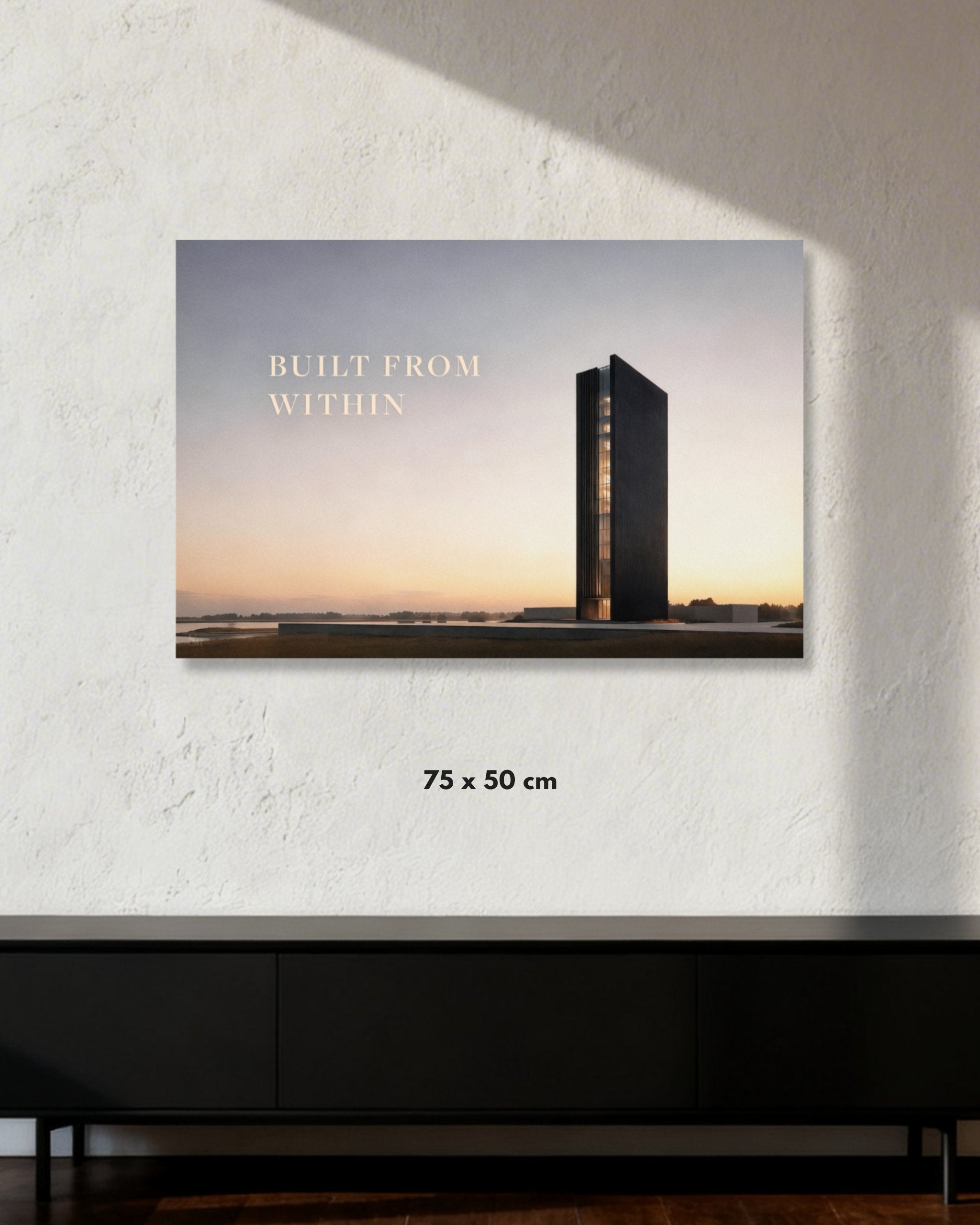 Statement Wandbild auf Alu-Dibond mit dem Statement "BUILT FROM WITHIN". Daneben ein dunkles und modernes Gebäude, das symbolisch für "BUILT" steht. Präsentiert in der Größe 75x50cm.