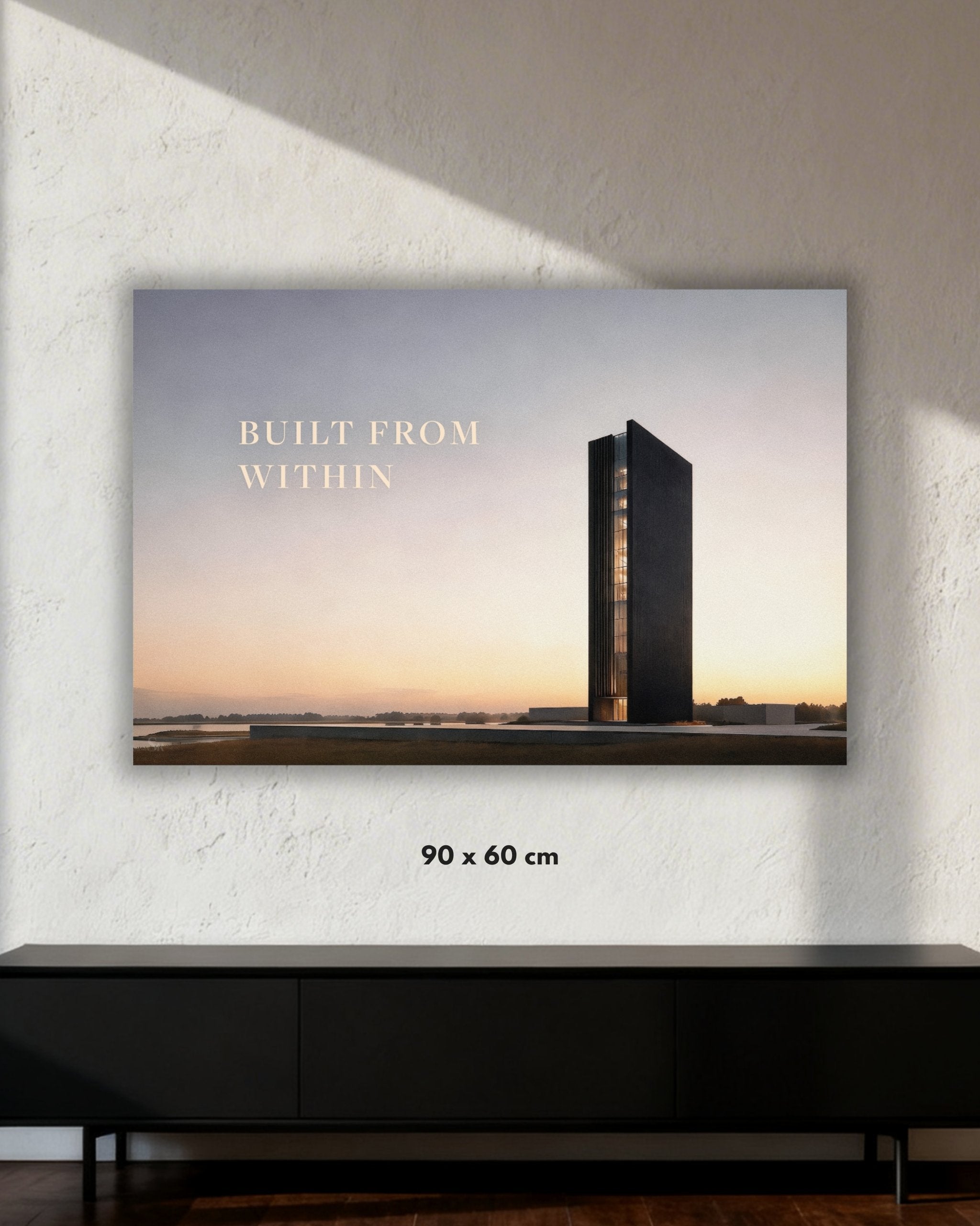 Statement Wandbild auf Alu-Dibond mit dem Statement "BUILT FROM WITHIN". Daneben ein dunkles und modernes Gebäude, das symbolisch für "BUILT" steht. Präsentiert in der Größe 90x60cm.