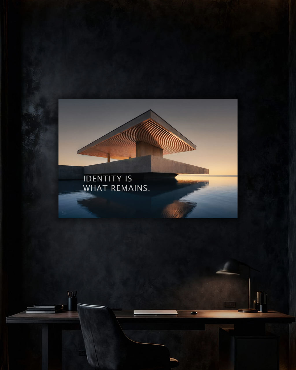 Statement Wandbild auf Alu-Dibond mit dem Statement "Identity is what remains." im Homeoffice.