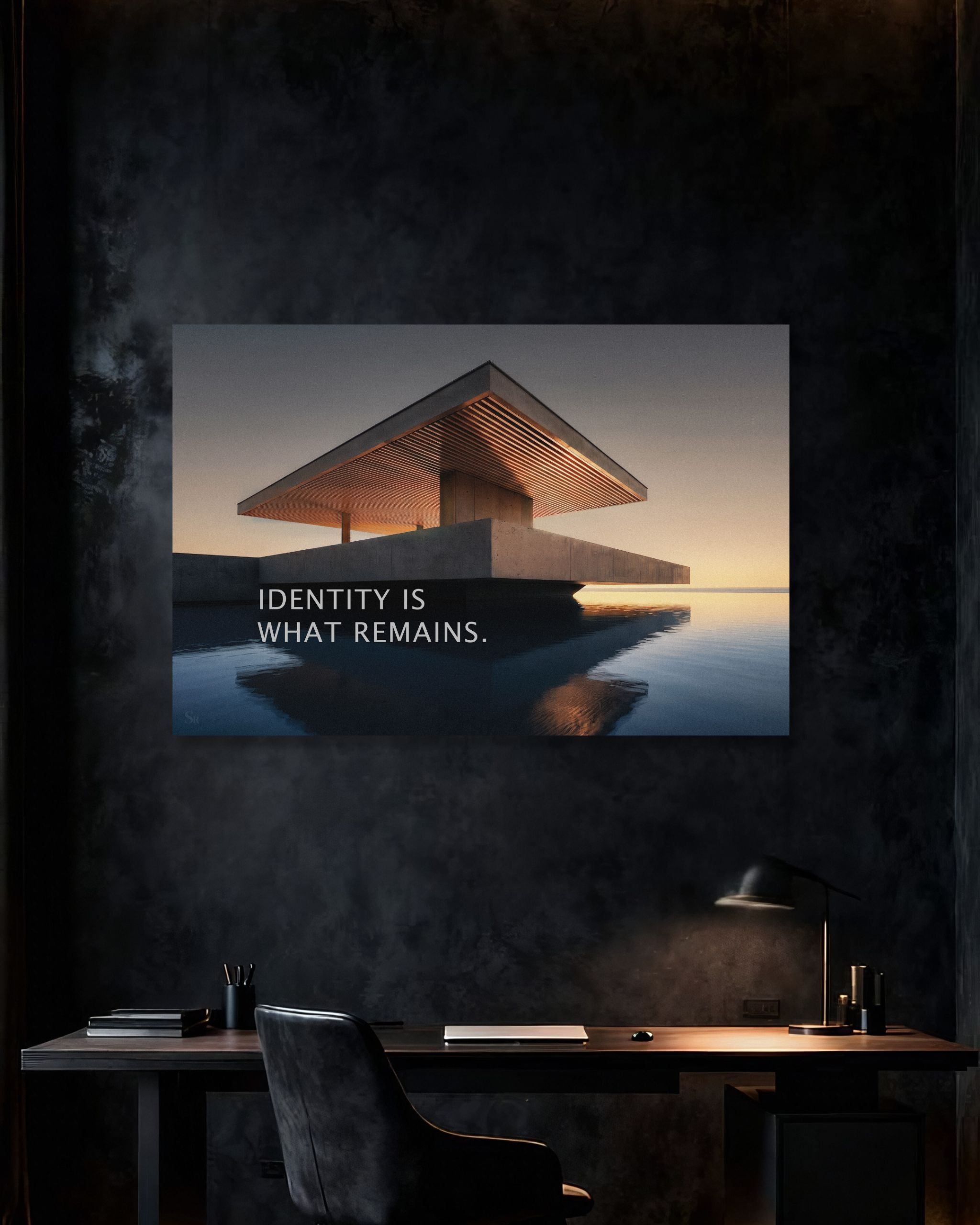 Statement Wandbild auf Alu-Dibond mit dem Statement "Identity is what remains." im Homeoffice.