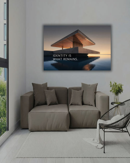 Statement Wandbild auf Alu-Dibond mit dem Statement "Identity is what remains." im Wartebereich.