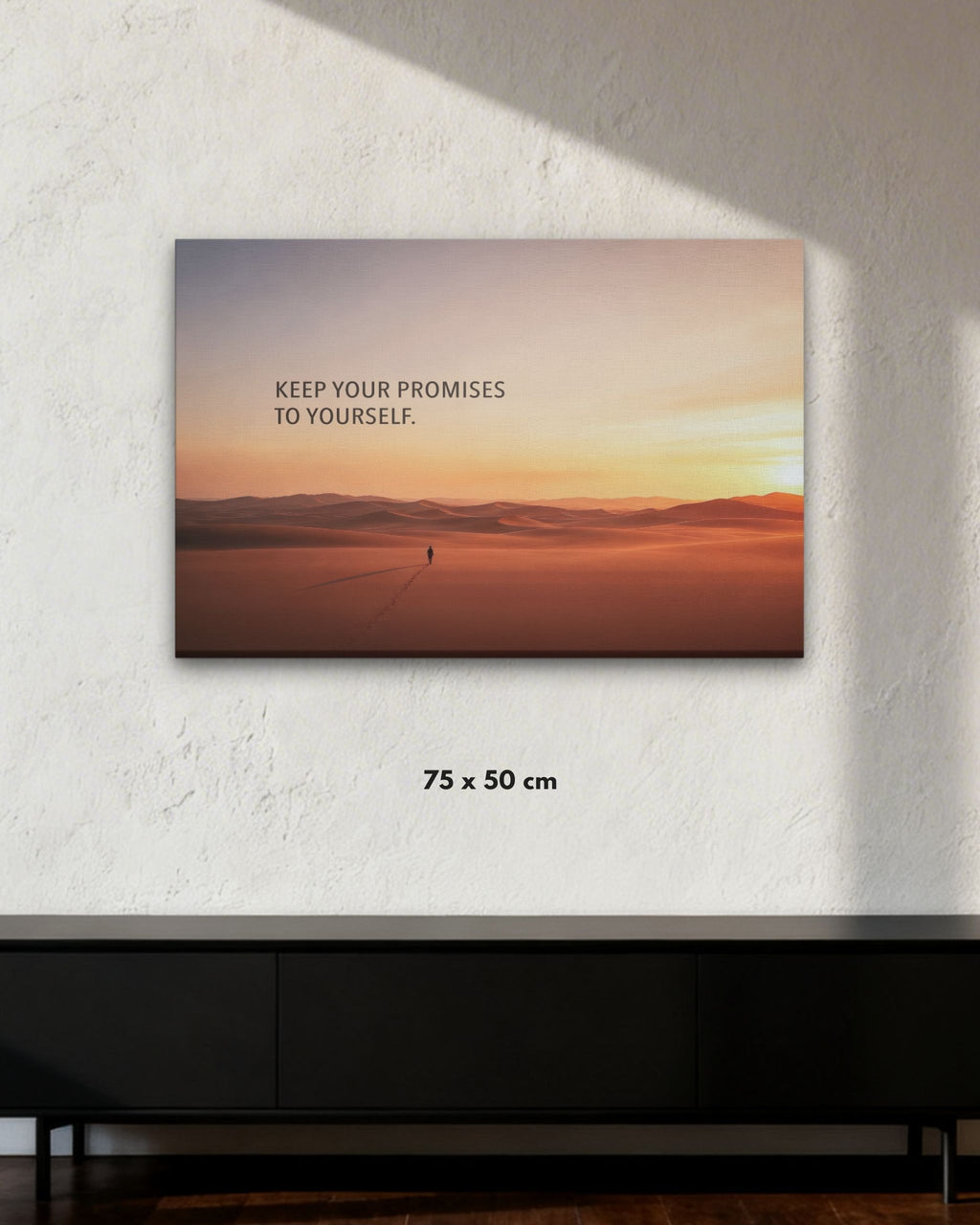 Statement-Piece „KEEP YOUR PROMISES“ auf Leinwand mit Wüstenmotiv und Fußspuren im Sand in der Größe 75x50 cm.