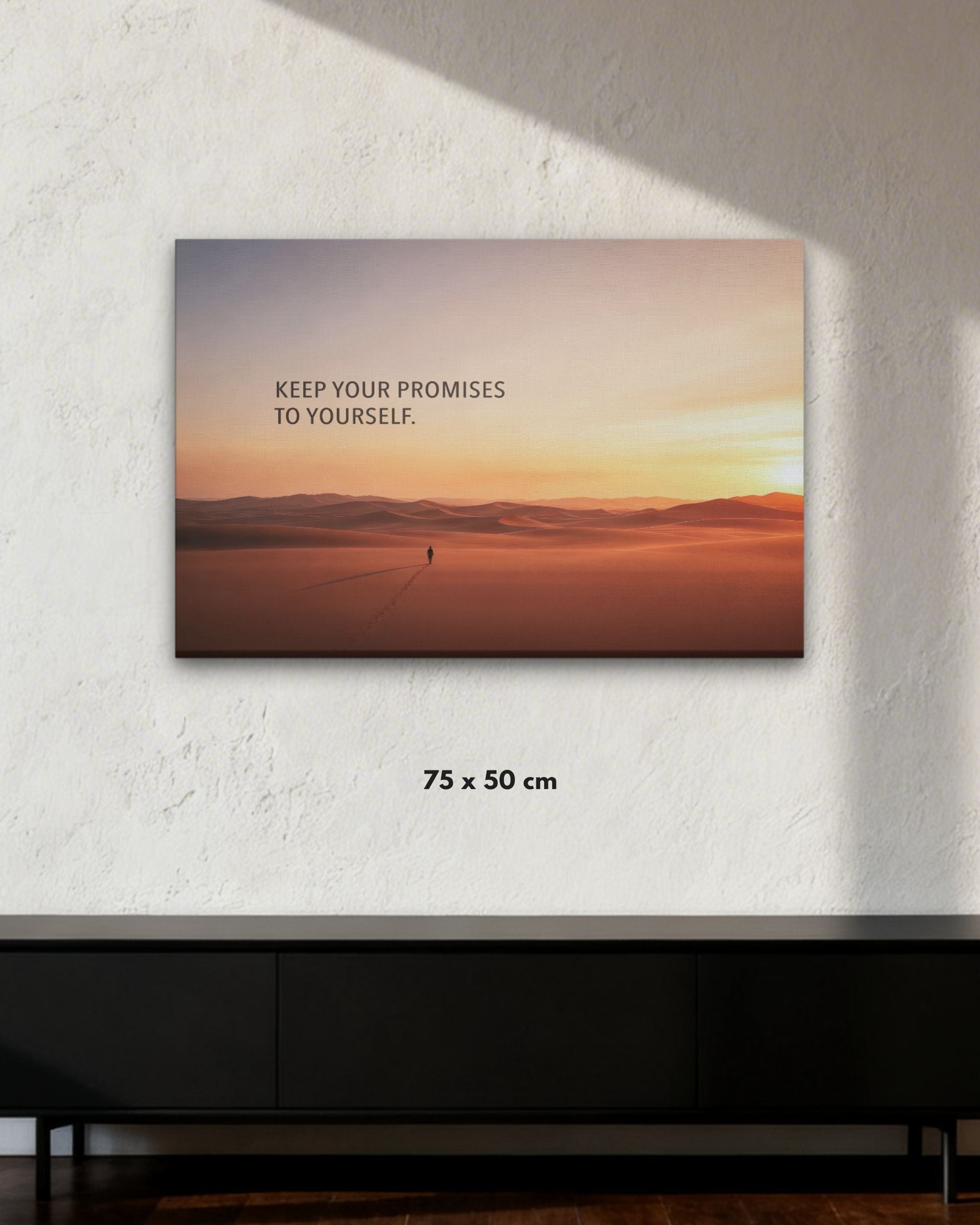 Statement-Piece „KEEP YOUR PROMISES“ auf Leinwand mit Wüstenmotiv und Fußspuren im Sand in der Größe 75x50 cm.