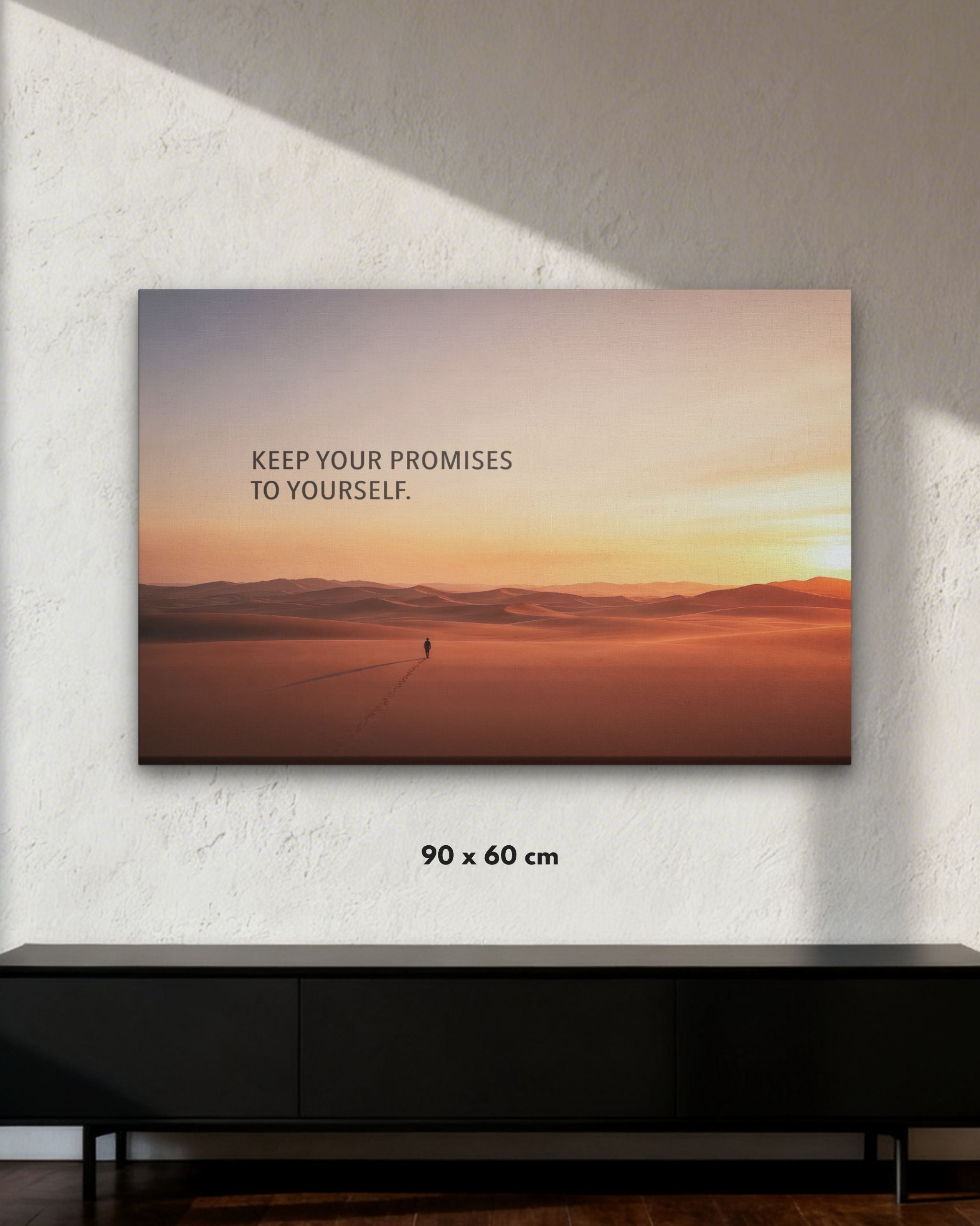 Statement-Piece „KEEP YOUR PROMISES“ auf Leinwand mit Wüstenmotiv und Fußspuren im Sand in der Größe 90x60 cm.