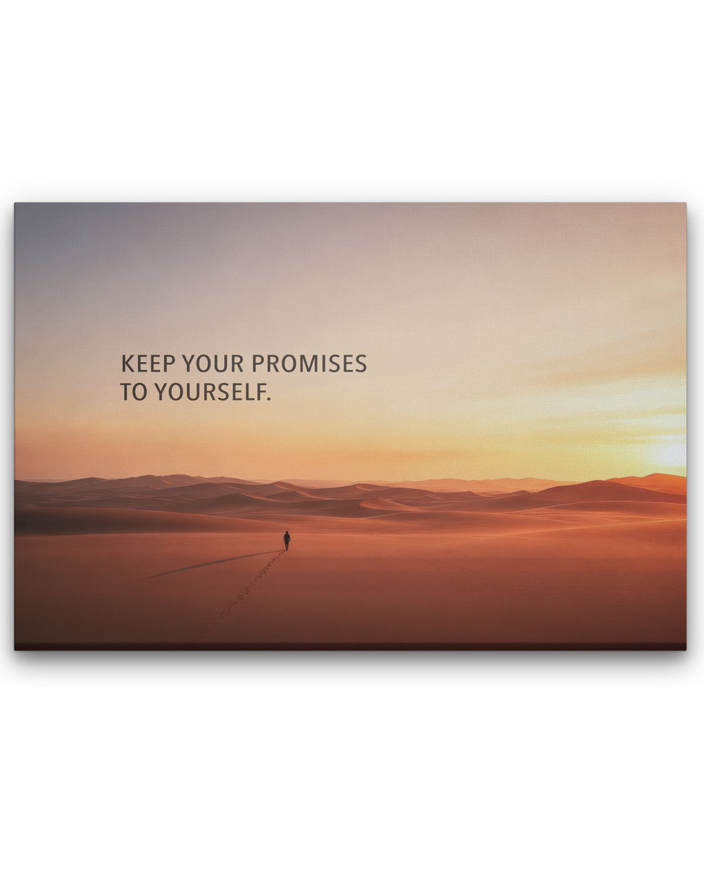 Statement-Piece „KEEP YOUR PROMISES“ auf Leinwand mit Wüstenmotiv und Fußspuren im Sand.