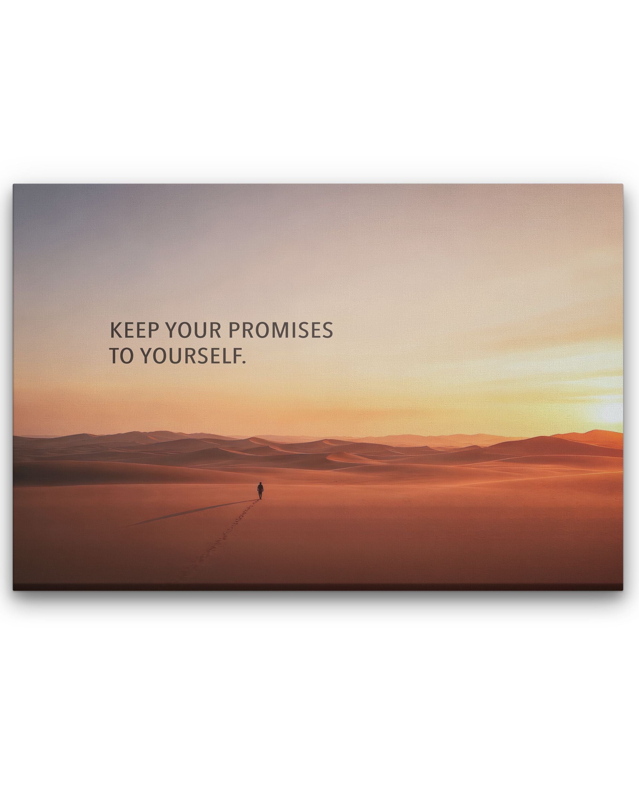 Statement-Piece „KEEP YOUR PROMISES“ auf Leinwand mit Wüstenmotiv und Fußspuren im Sand.