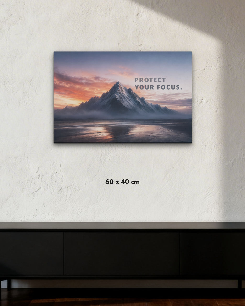 Statement-Piece „PROTECT YOUR FOCUS.“ als Leinwandbild im Raum mit Bergmotiv und klarer Fokus-Botschaft in der Größe 60x40cm