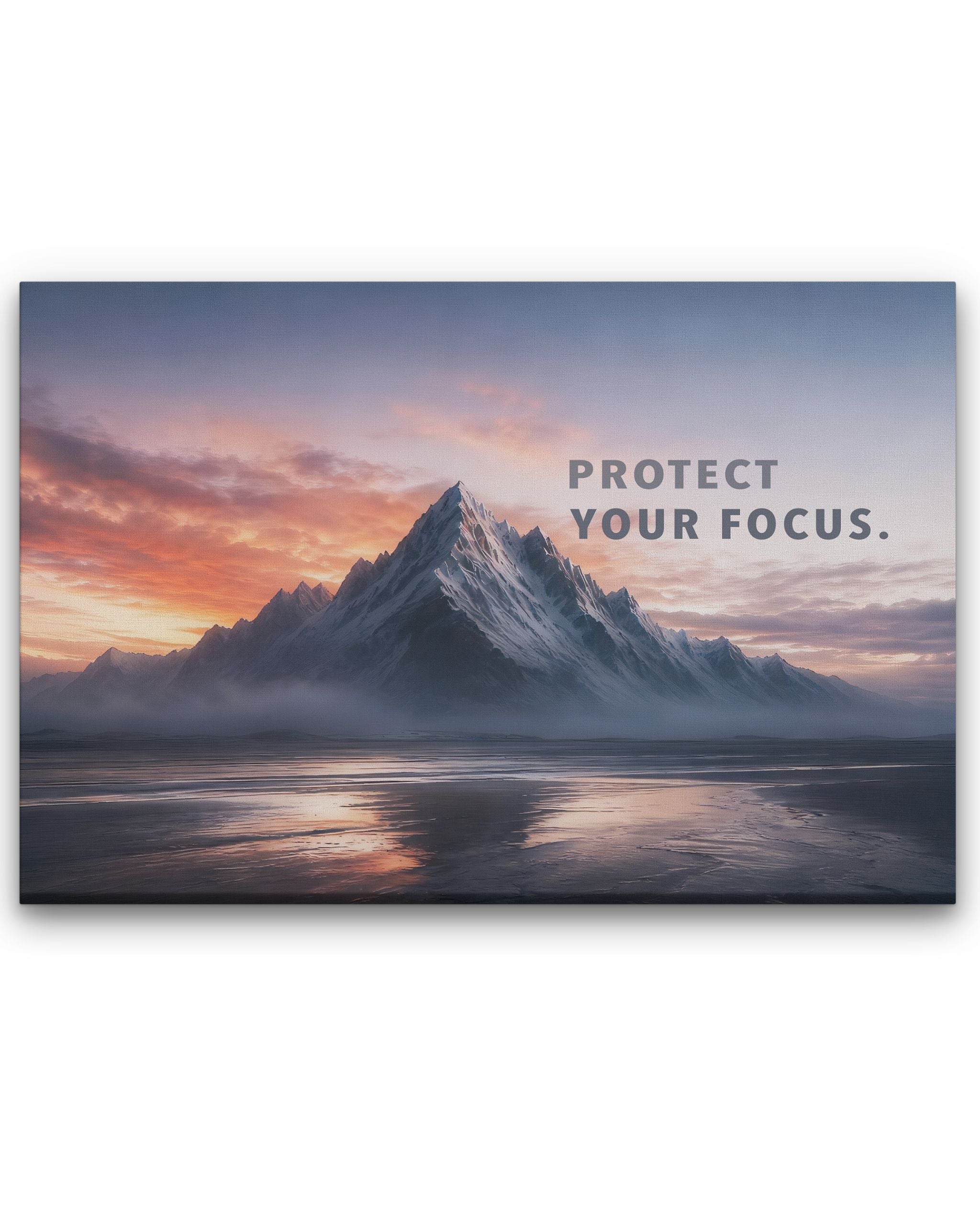 Leinwandbild „PROTECT YOUR FOCUS.“ mit Bergmotiv, weitem Himmel und ruhiger Sonnenuntergangsstimmung.