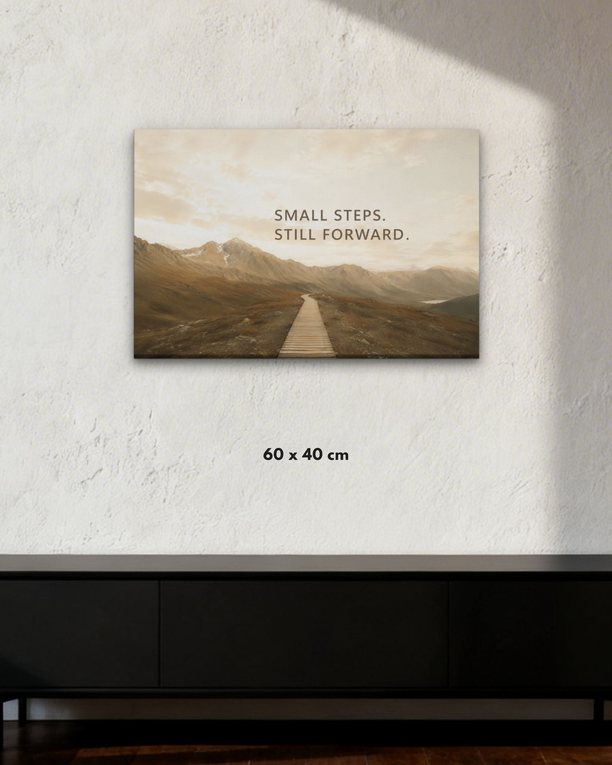 Small Steps. Still Forward. Leinwandbild mit Berglandschaft, Holzsteg und motivierendem Statement über Fortschritt in der Größe 60x40cm.