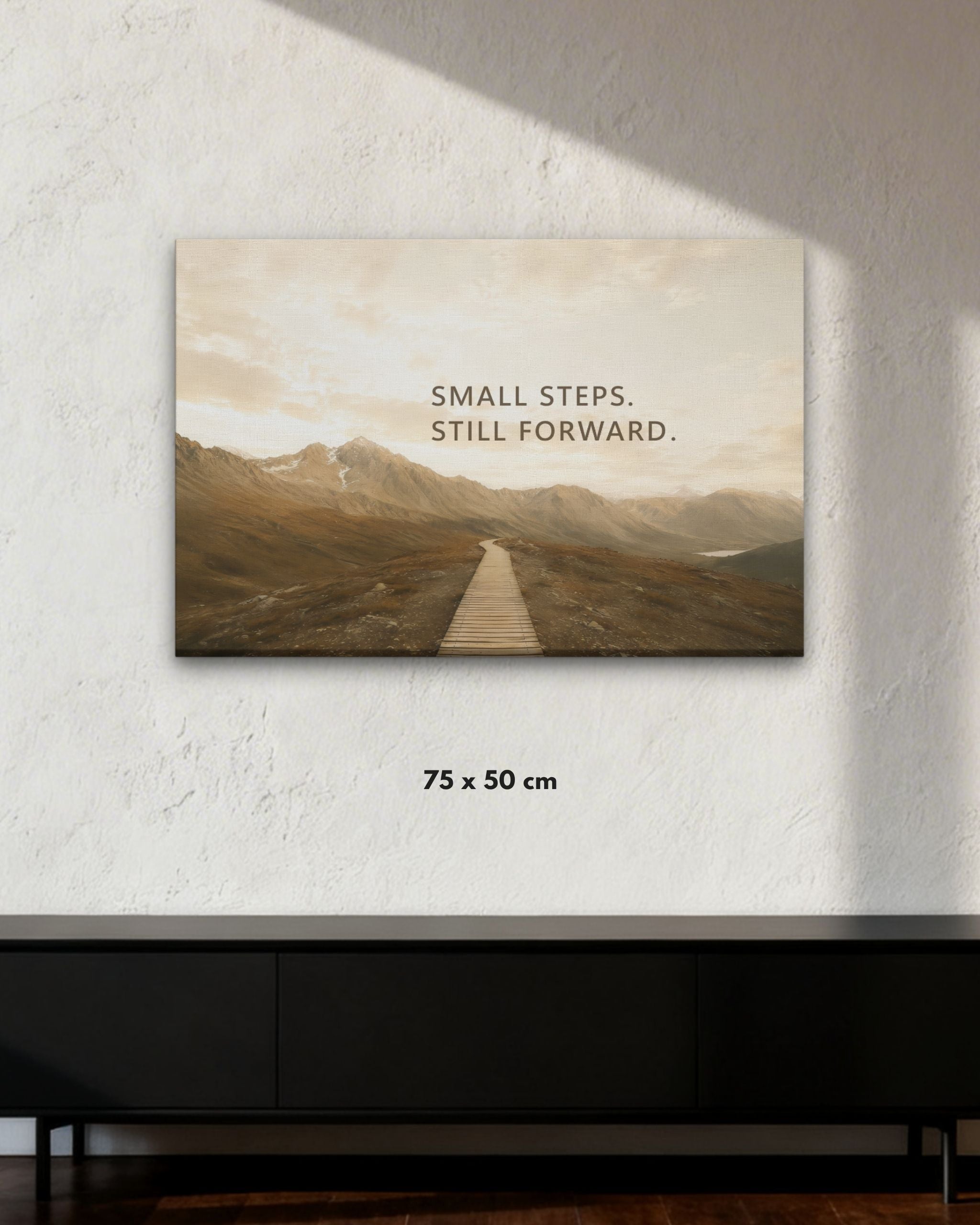 Small Steps. Still Forward. Leinwandbild mit Berglandschaft, Holzsteg und motivierendem Statement über Fortschritt in der Größe 75x50cm.