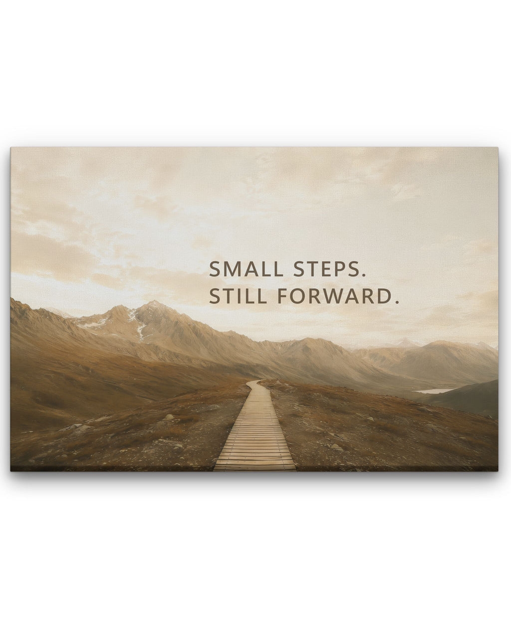 Small Steps. Still Forward. Leinwandbild mit Berglandschaft, Holzsteg und motivierendem Statement über Fortschritt