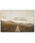 Small Steps. Still Forward. Leinwandbild mit Berglandschaft, Holzsteg und motivierendem Statement über Fortschritt