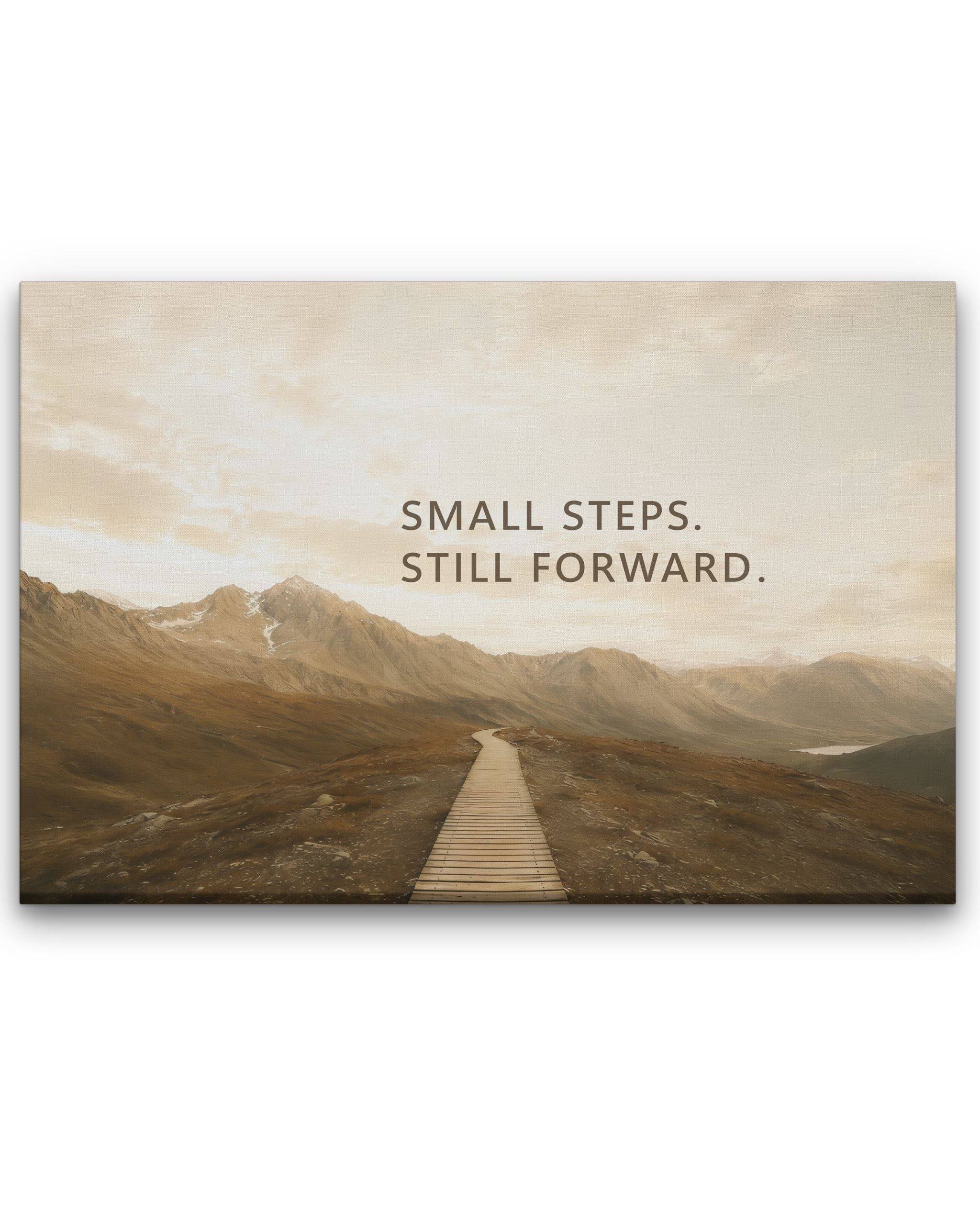Small Steps. Still Forward. Leinwandbild mit Berglandschaft, Holzsteg und motivierendem Statement über Fortschritt