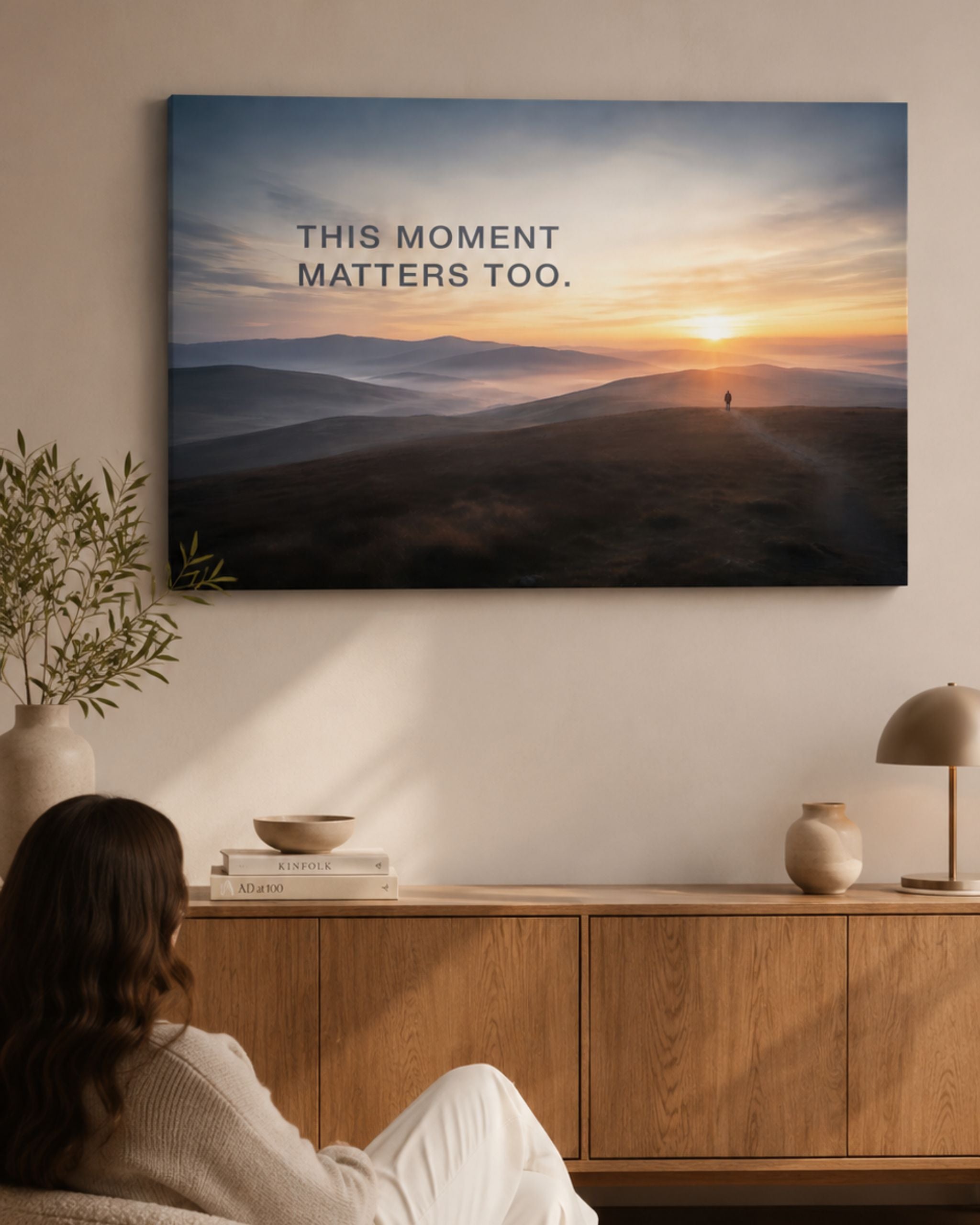 Statement-Wandbild auf Leinwand mit dem Mindset "This moment matters too." präsentiert im Wohnbereich.