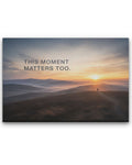 Statement-Wandbild auf Leinwand mit dem Mindset "This moment matters too."