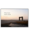 Statement-Wandbild "what lasts starts small." auf Alu-Dibond