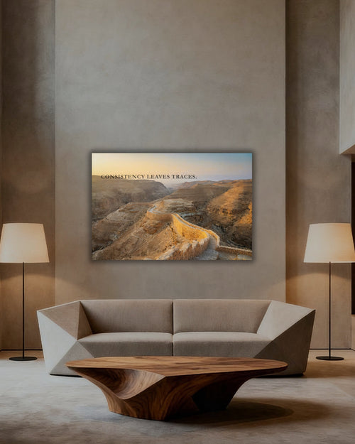Mindset-Statement Wandbild "Consistency leaves traces" auf Alu-Dibond im Wohnbereich