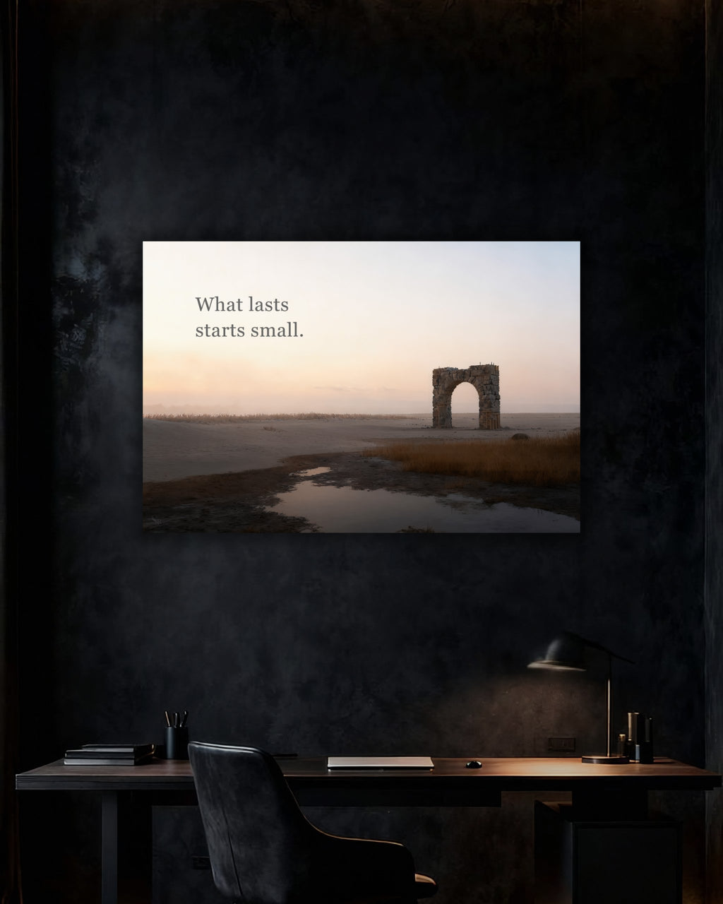 Mindset-Statement Wandbild "What lasts starts small" auf Alu-Dibond im Homeoffice