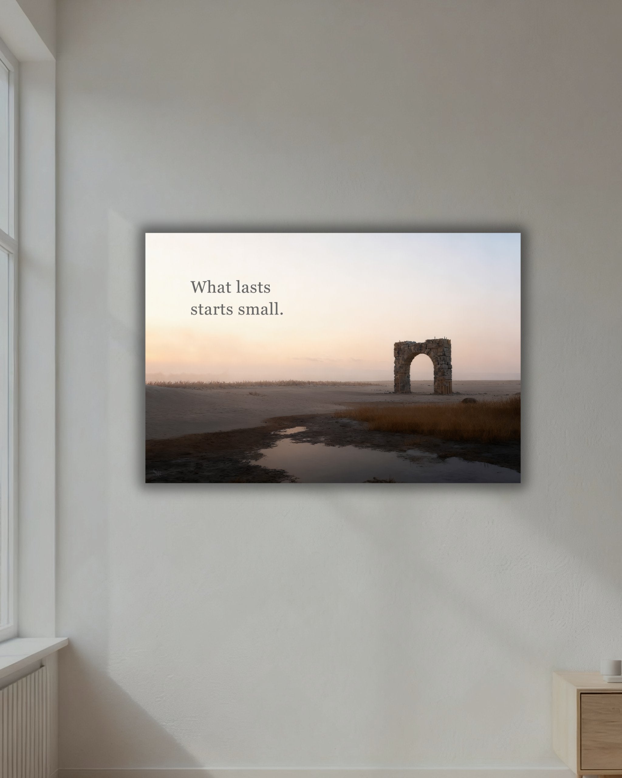 Mindset-Statement Wandbild "What lasts starts small" auf Alu-Dibond im Wohnzimmer